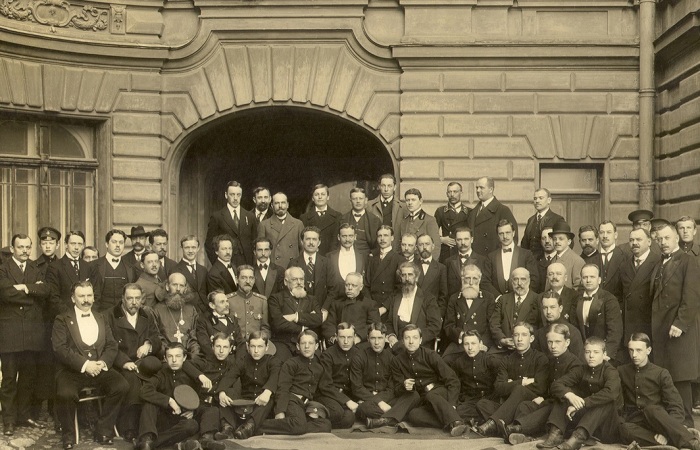 Преподаватели и учащиеся регентских курсов придворной певческой капеллы в 1908 году.