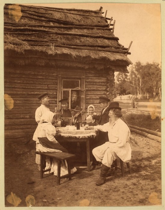Праздничное застолье. Россия, Богородский уезд, Тульская губерния, 1870-е годы.