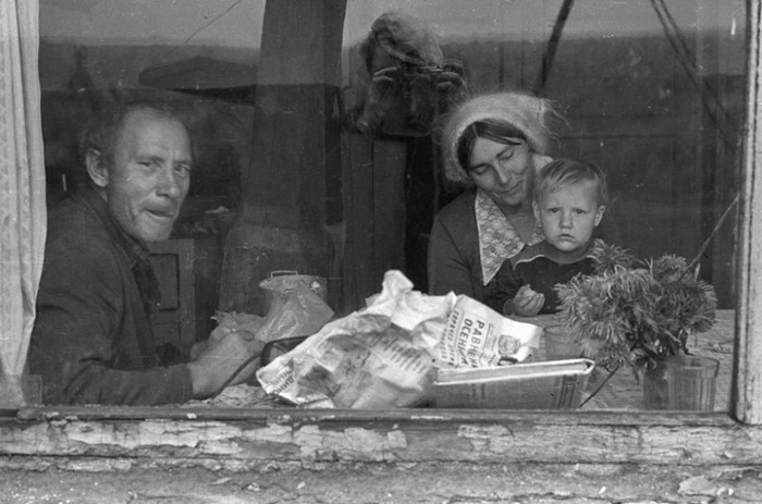 Жизнь советских людей в провинции существенно отличалась от глянцевых плакатов с коммунистической пропагандой. СССР, Новокузнецк, 1980-е годы.