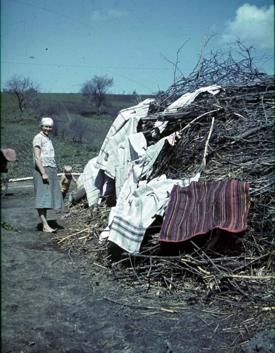 Сушка белья. СССР, Белгородская область, 1943 год.
