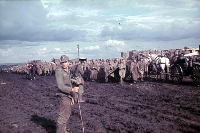 Колонна пленных советских солдат в районе Белгорода. СССР, Белгородская область, 1943 год. 