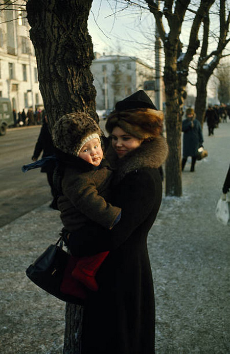 Молодая мама с ребёнком на улице Иркутска.