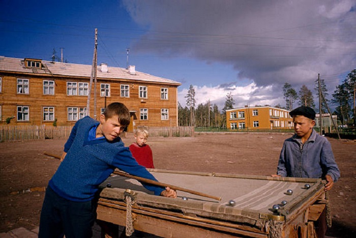 Мальчишки в Братске играют в бильярд, сделанный своими руками.