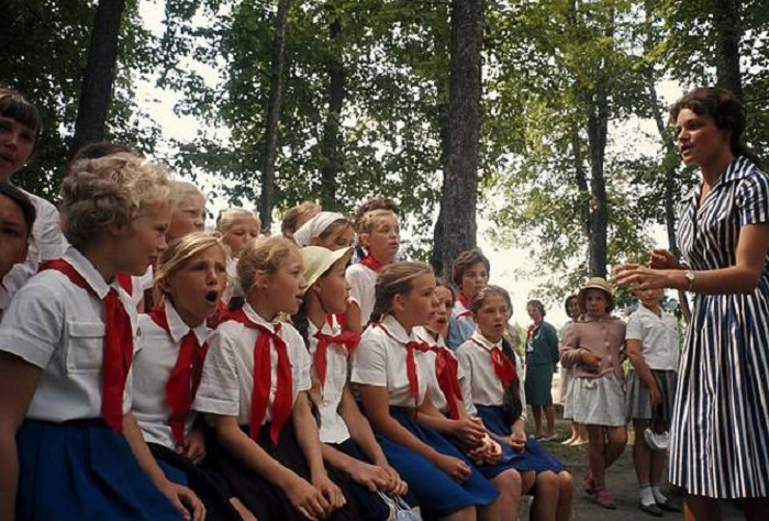 Школьники изучают английский язык в парке на территории района Сокольники.