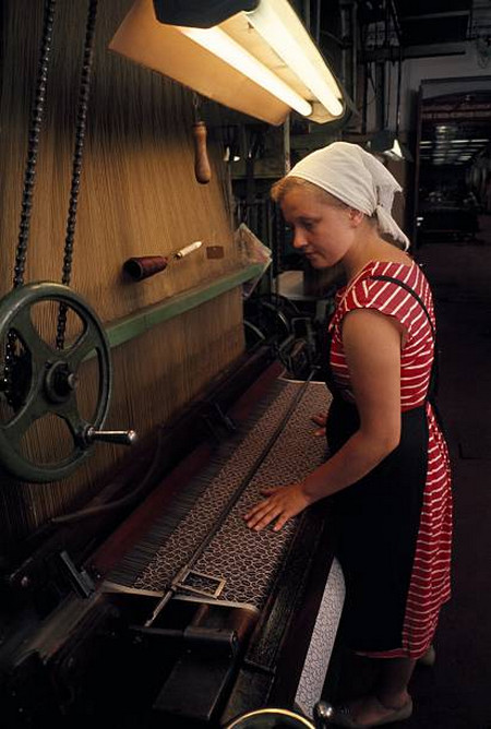 Молодая работница у ткацкого станка в Москве.