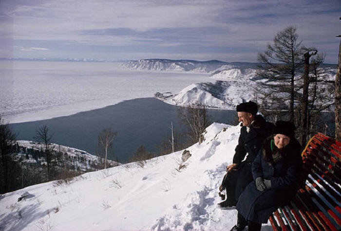 В озеро Байкал впадает река Ангара.