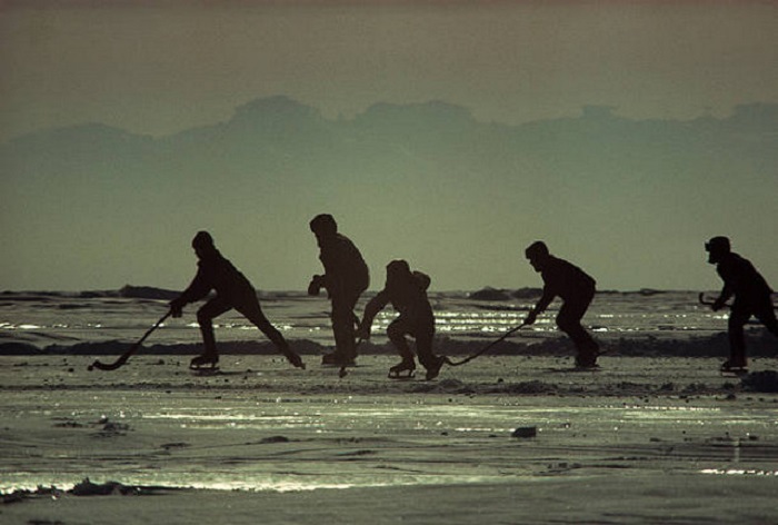 Мальчишки играют в хоккей на замерзшем Байкале.