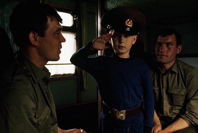 Юный путешественник подружился с солдатами в поезде.