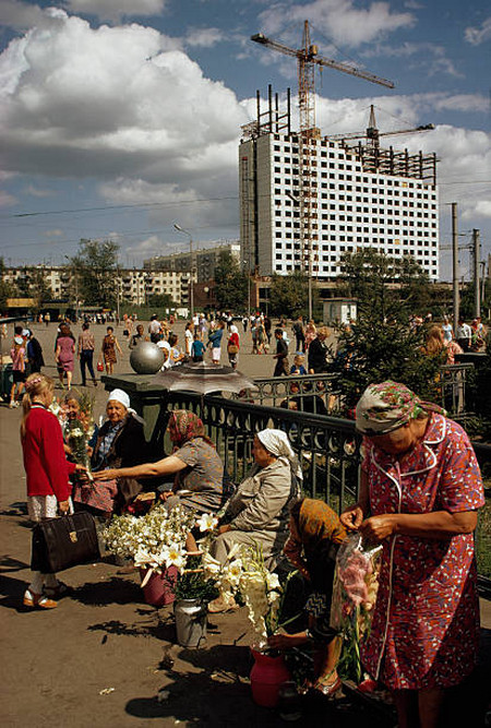 На заднем плане строится самое известное здание Новосибирска 1970-х годов.