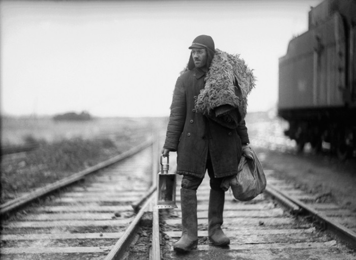 Железнодорожник осматривающий железнодорожные пути. Фото: Max Penson.