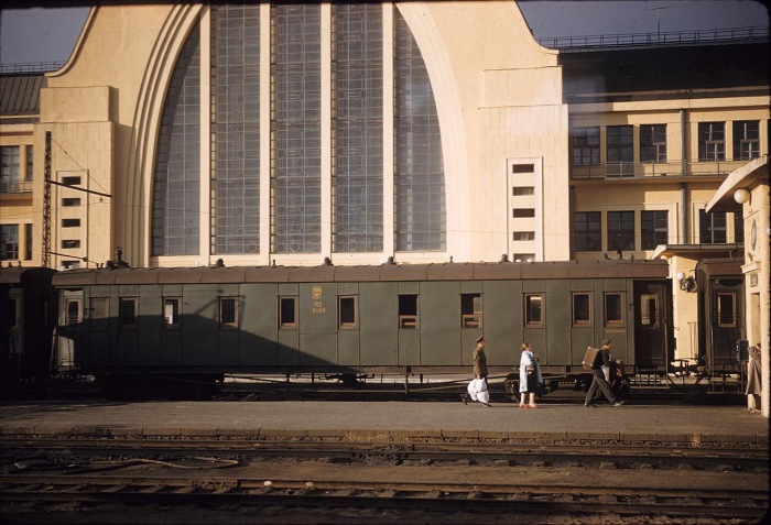 Поезд на железнодорожном вокзале. СССР, Киев, 1959 год.