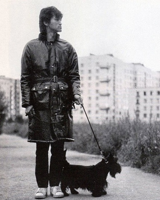 Виктор Цой на прогулке со своей собакой, 1985 год.