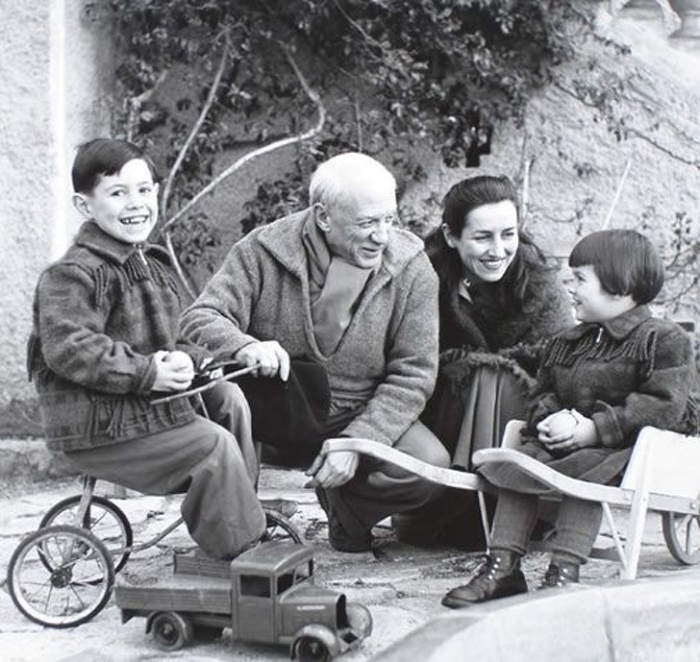 Пабло Пикассо и Франсуаза Жило с детьми в 1950-х годах.