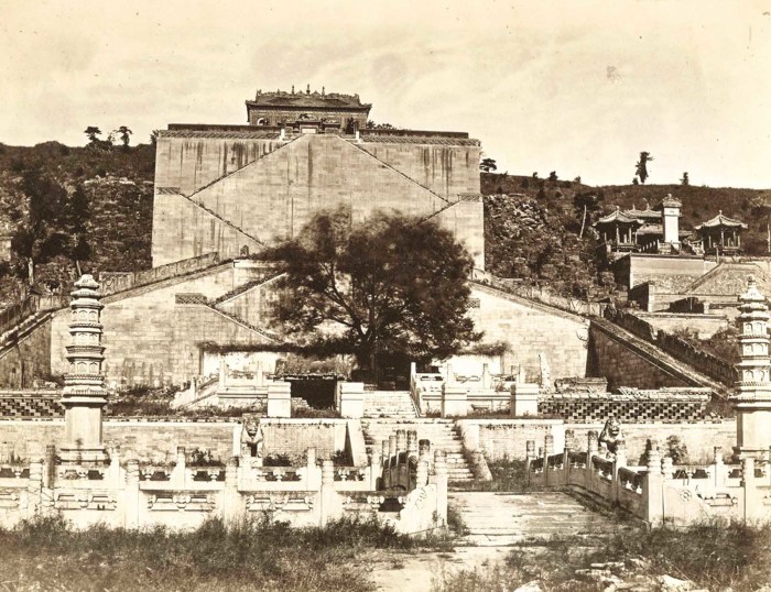 Вид спереди на Ван Шо-Шань или Холм Долголетия на территории Летнего дворца.