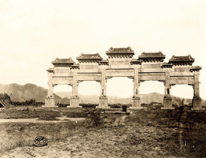 Вид на мемориальную арку у входа в Гробницы Мин за пределами Пекина.