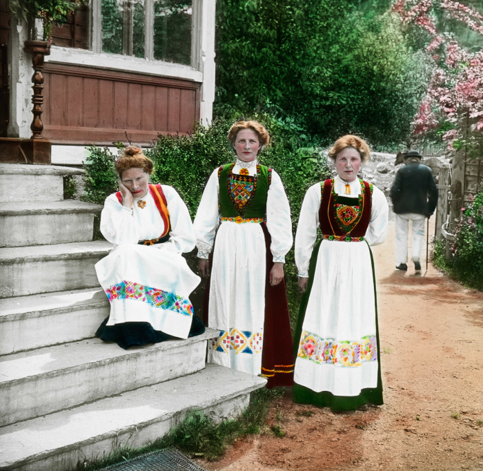 Женщины в национальных костюмах возле гостевого дома в коммуне Квиннхерад.