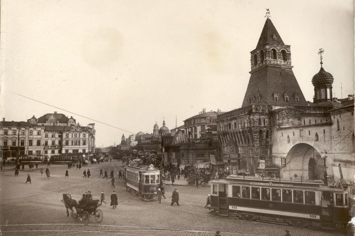 Никольские ворота и Владимирская церковь.