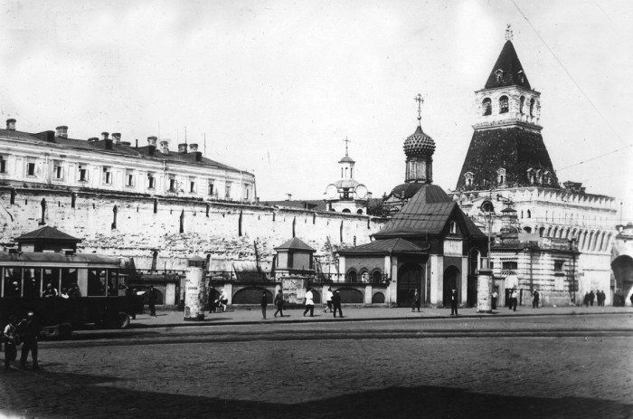 Ворота открывавшее проход и проезд с Никольской улицы на старую Лубянскую площадь.