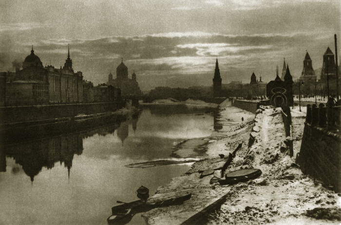 Вид Москвы-реки, Кремля и Храма Христа Спасителя с Большого Москворецкого моста.