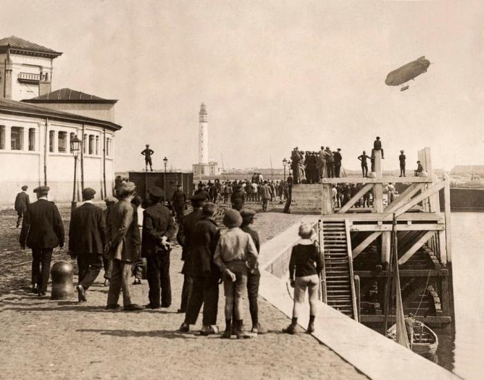 Дирижабль, пролетающий над портом в Остенде во время Первой мировой войны, 1914 год.