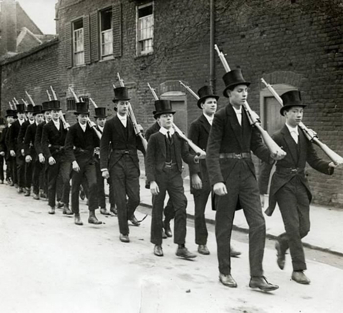 Занятия по военной подготовке в Итоне, 1915 год.