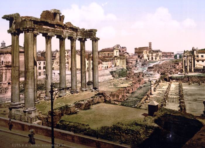 Руины форума в центре Рима.