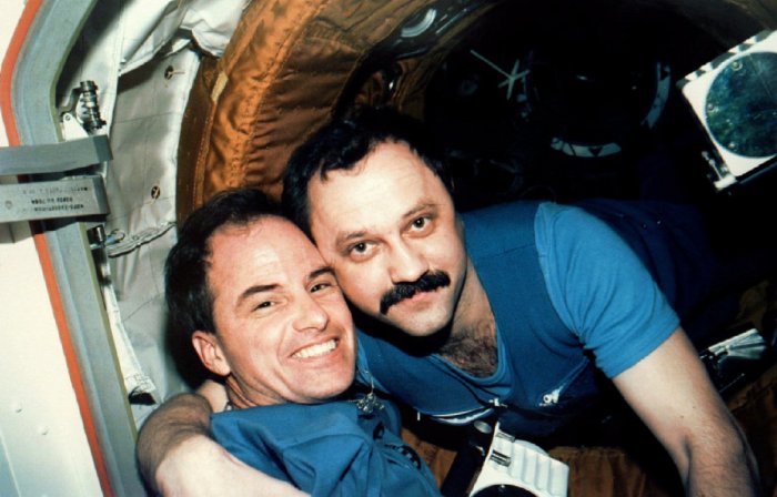 Командир миссии STS-76 и бортинженер 21-ой основной экспедиции на космической станции «Мир».