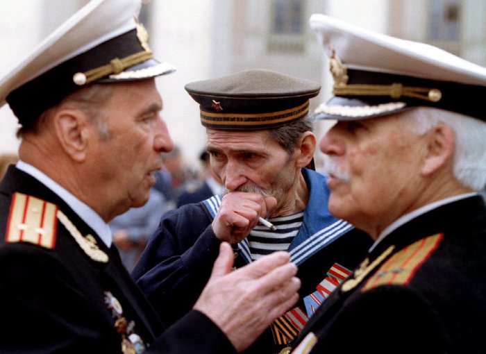 Ветераны перед Государственным академическим Большим театром, 9 мая 1994 года.