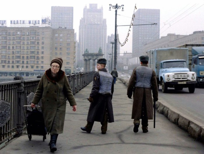 Солдатский патруль в бронежилетах на Бородинском мосту в Москве, 1995 год.