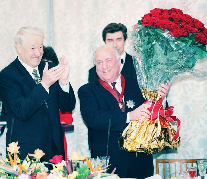 Борис Ельцин отправляет правительство Сергея Кириенко в отставку.