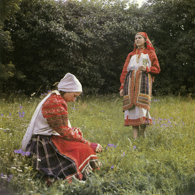 Крестьянки в традиционных костюмах. 