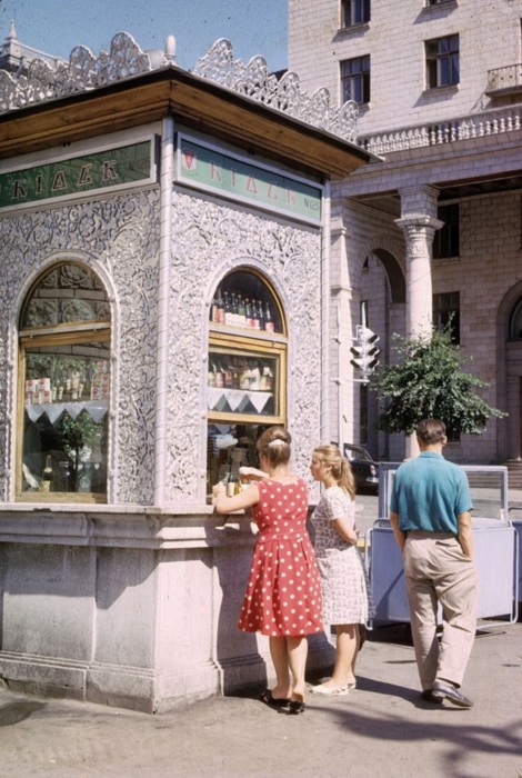 Киоск № 125, в котором торговали напитками и сигаретами. СССР, Киев, 1963 год.