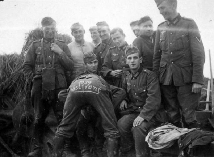 Немецкие солдаты дурачатся после боя.