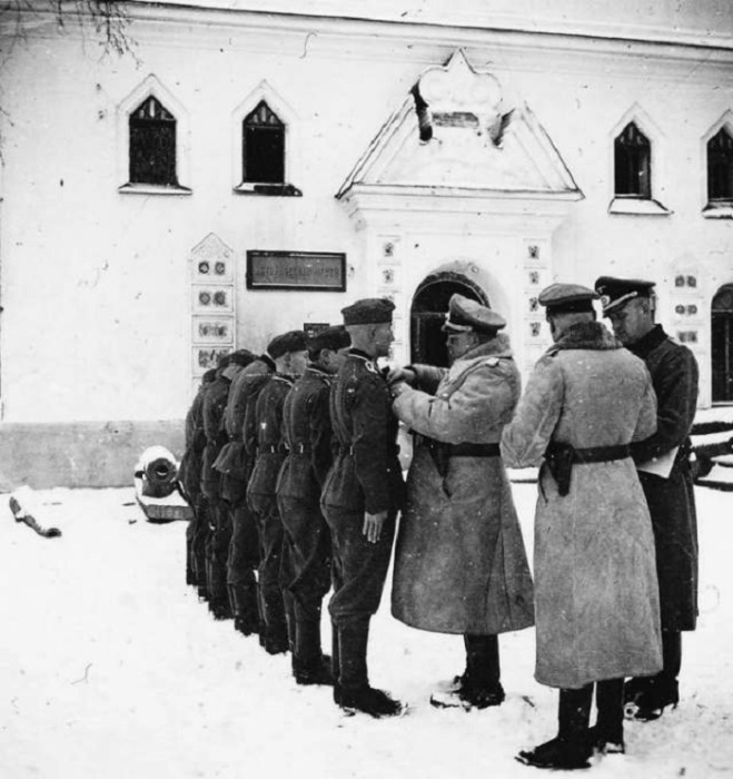 Награждение немецких солдат и офицеров во дворе Новгородского кремля.