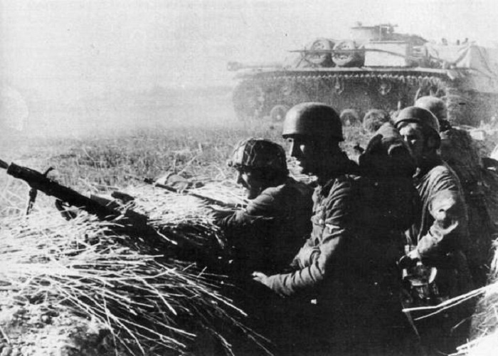Немецкие десантники в окопе на Восточном фронте.