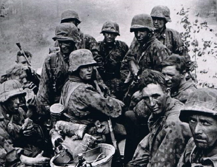Солдаты 1-ого панцергренадерского полка СС «Мёртвая голова».