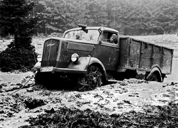 Завязший в грязи немецкий трехтонный грузовик.