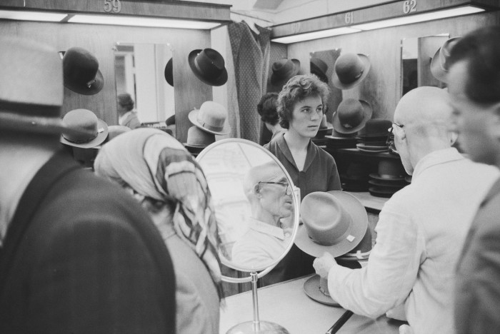Продажа дорогих фирменных шляп в Государственном универсальном магазине. СССР, Москва, 1961 год.