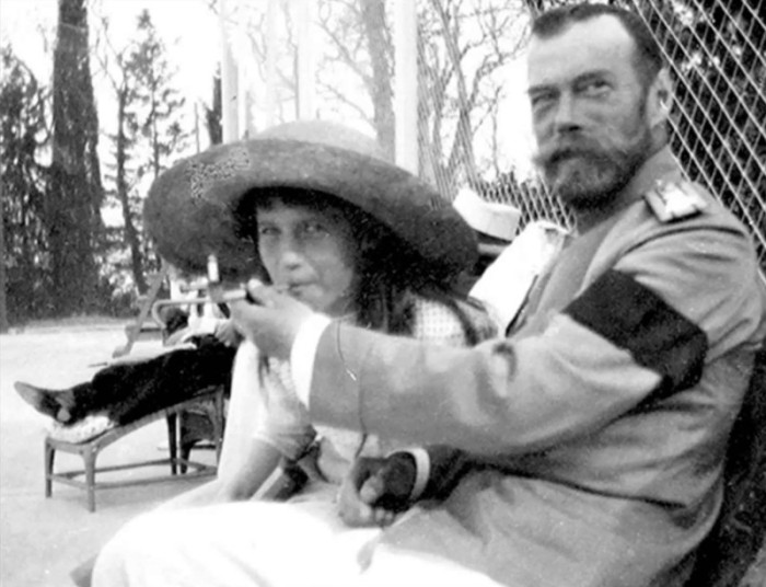 Царь Николай II дал попробовать покурить своей дочери Анастасии.