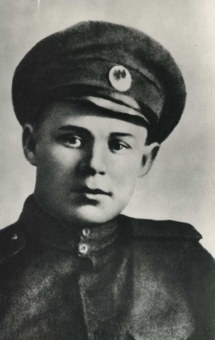 Сергей Александрович Есенин после военной службы, на которой был прикомандирован к Царскосельскому военному госпиталю в качестве санитара.
