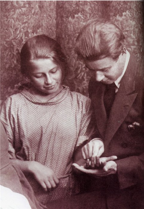 Сергей Александрович Есенин гадает по руке своей сестры. 1924 год.
