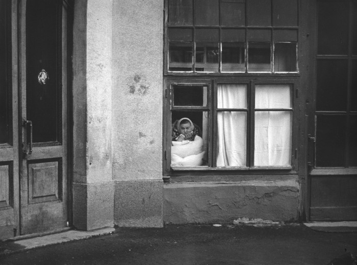 Бабушка, которая наблюдает и все про всех знает. СССР, Москва, 1960-е годы.