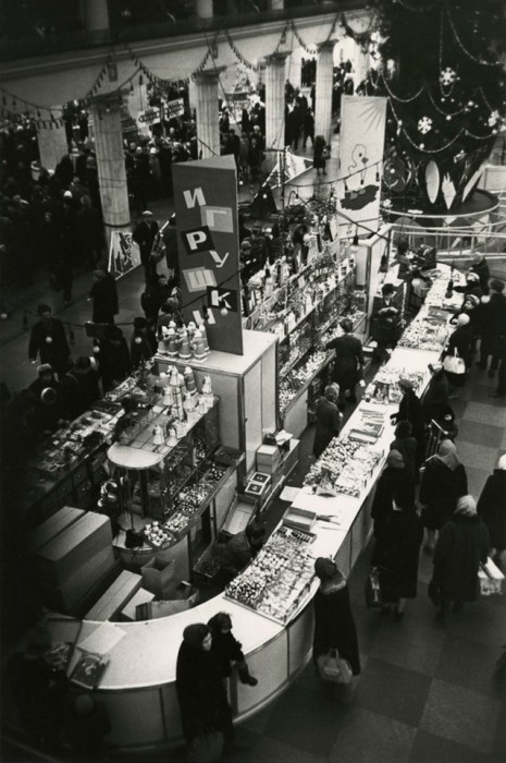 В торговом зале «Детского мира» накануне Нового года. СССР, Москва, 1960-е годы. Автор фотографии: Борис Ярославцев.