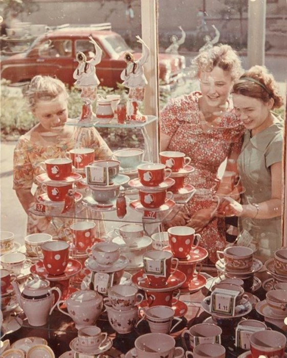 Перед витриной. СССР, 1954 год. Автор фотографии: Роберт Диамент.