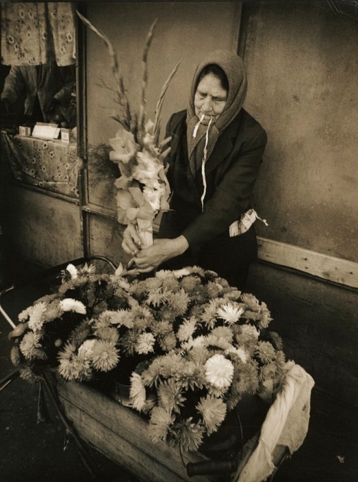 Уличная торговля цветами. СССР, 1980-е годы. Автор фотографии: Станислав Яворский.