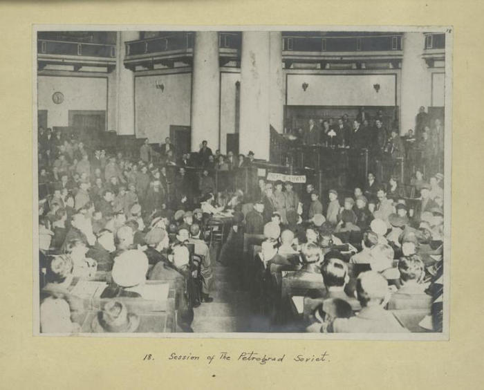 Заседание Петроградского совета рабочих и солдатских депутатов .