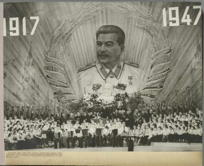Дети в Большом театре на праздновании 30-летия большевистской революции.