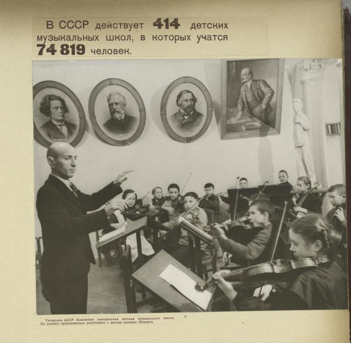 Детский оркестр готовится к концерту в музыкальной школе Казани.