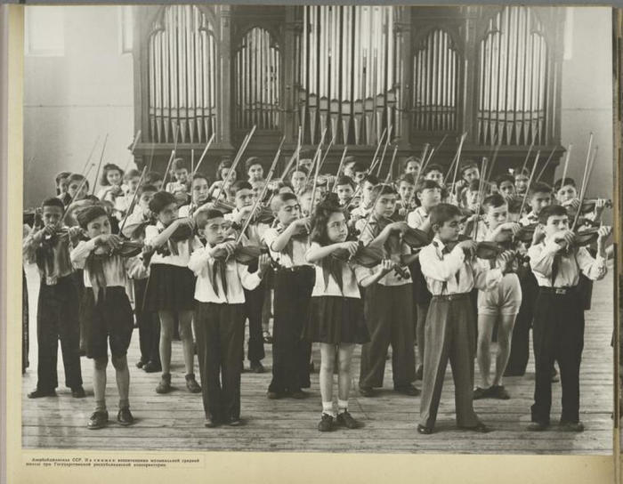 Учащиеся средней школы в Азербайджанской государственной консерватории.