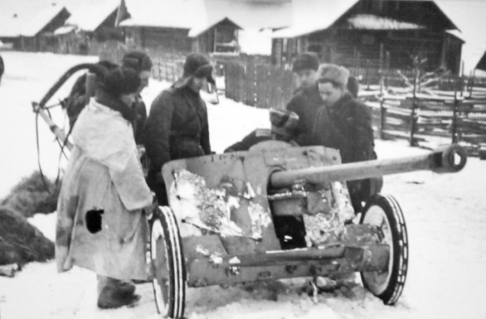Немецкая противотанковая пушка, захваченная партизанами 6-й Ленинградской партизанской бригады в бою у деревни Островно.
